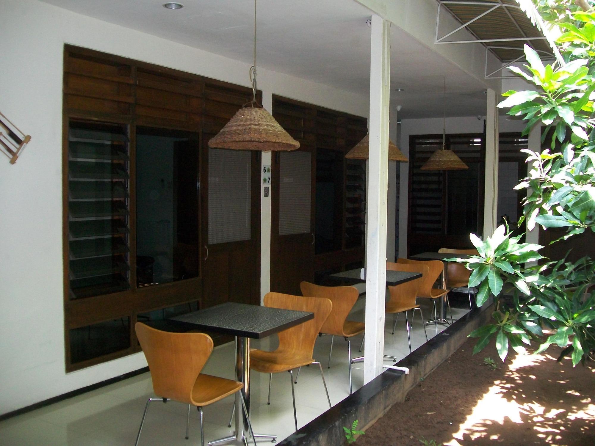 Krowi Inn Surabaya Exterior foto