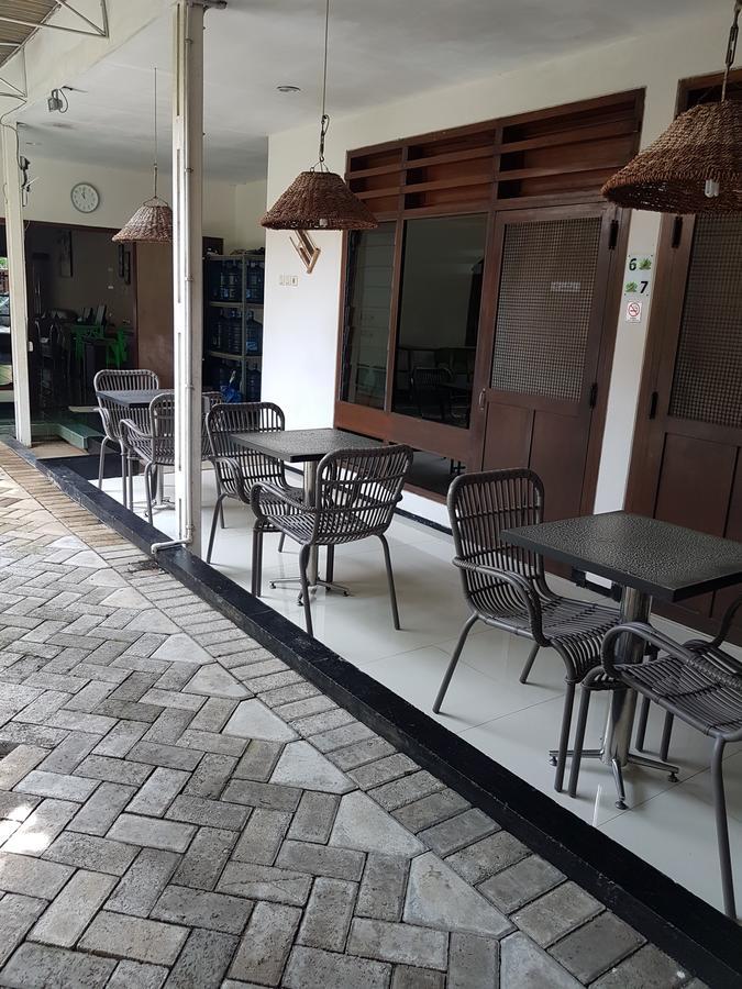 Krowi Inn Surabaya Exterior foto