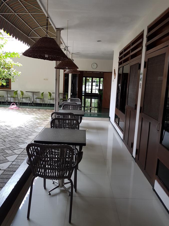 Krowi Inn Surabaya Exterior foto