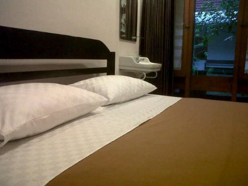 Krowi Inn Surabaya Exterior foto