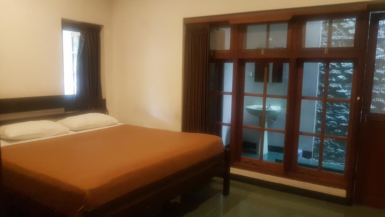Krowi Inn Surabaya Exterior foto