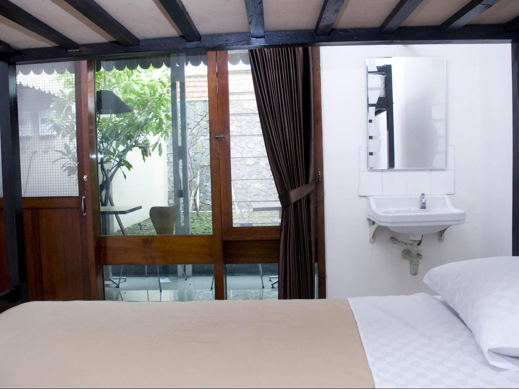 Krowi Inn Surabaya Exterior foto